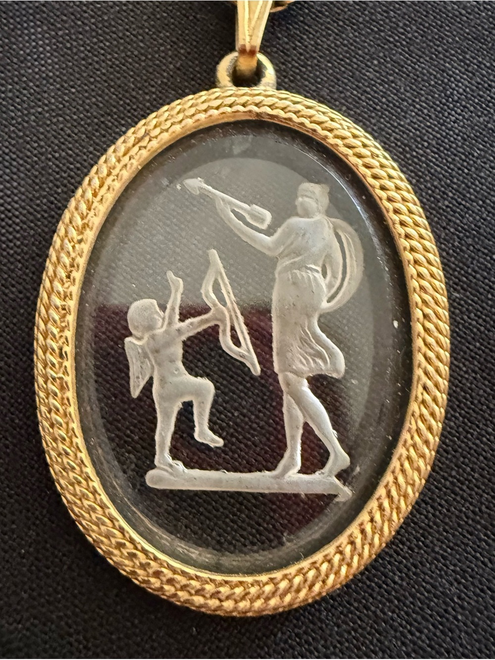 MONET VINTAGE  CAMEO PENDANT NECKLACE ETCHED GLASS VENUS & CUPID GOLD TONE